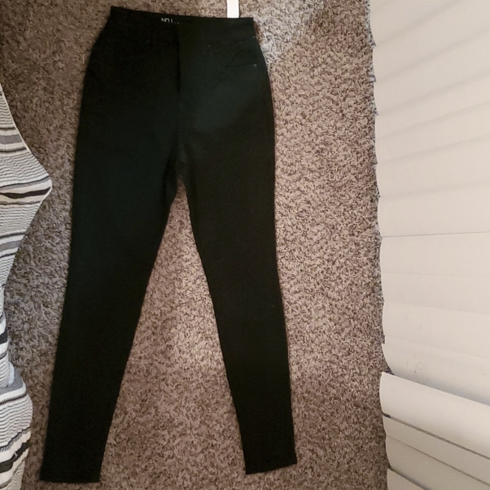 These are black skinny jeans.   The brand is called "No Boundaries".     size:7